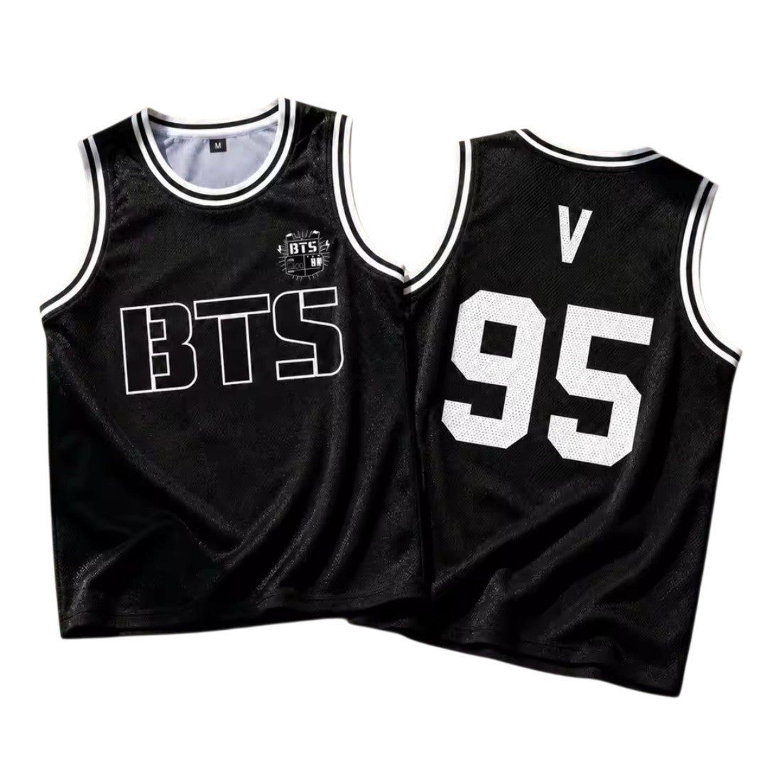 Regata preta estilo basquete com detalhes listrados na gola e estampa BTS frontal e número traseiro