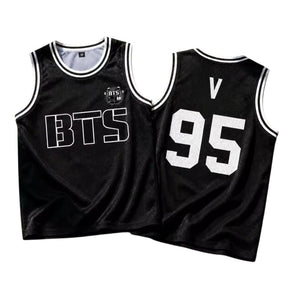 Regata preta estilo basquete com detalhes listrados na gola e estampa BTS frontal e número traseiro