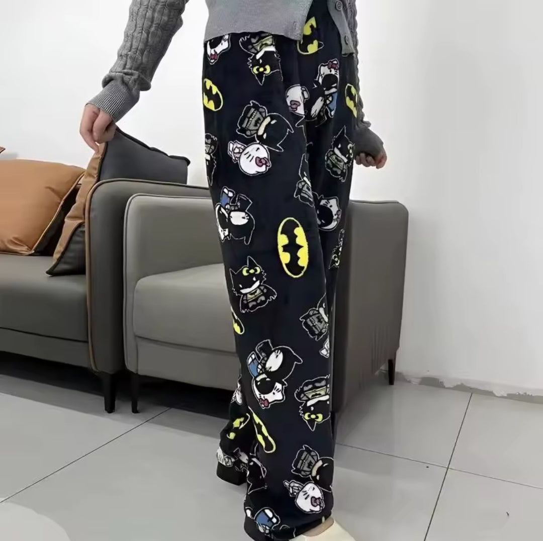 Calça preta com estampa crossover da Hello Kitty Batman