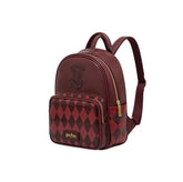 Mini mochila estruturada do Harry Potter com bolso frontal em estampa de losangos e brasão gravado no painel superior