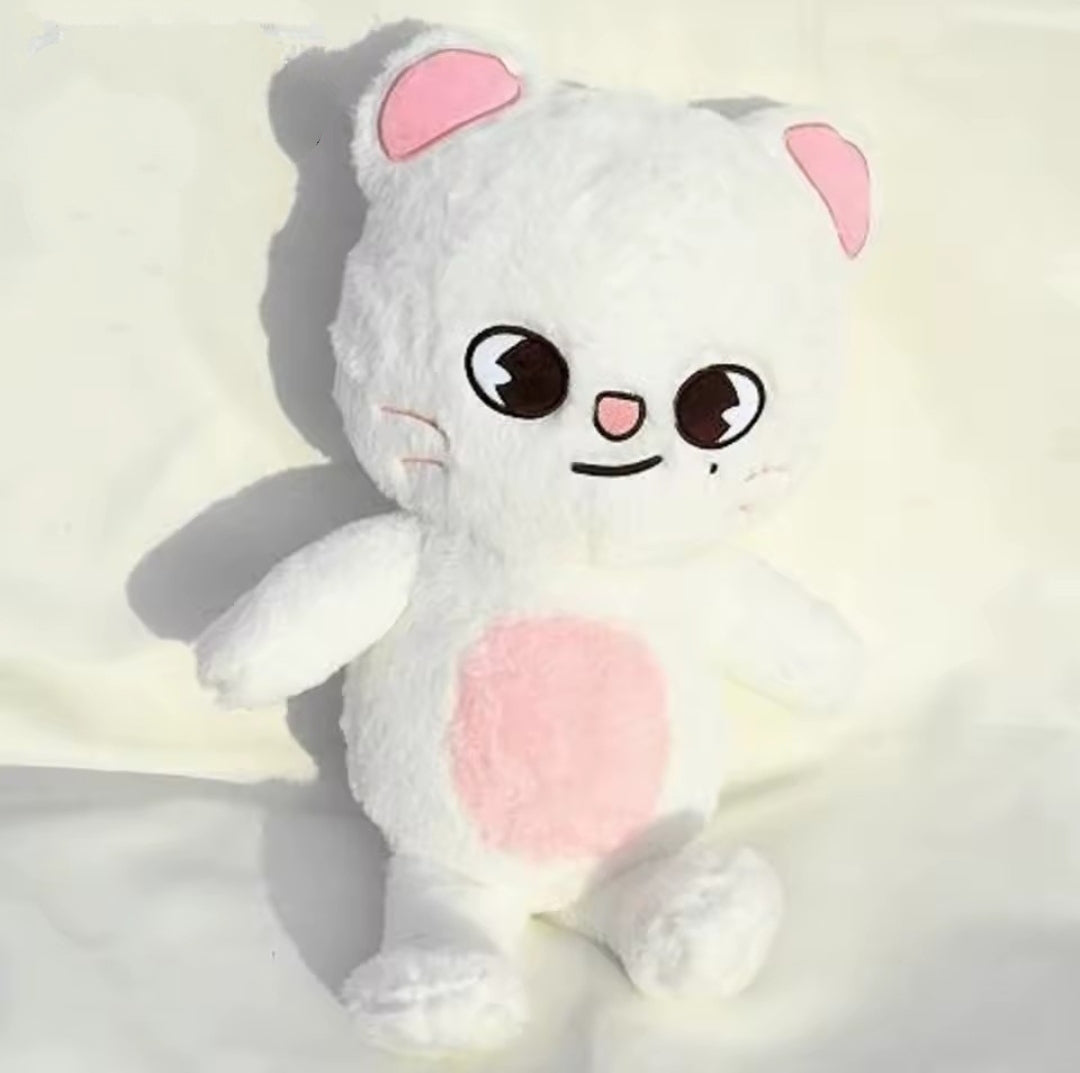 Pelúcia grande do personagem SKZOO Teddy em exibição colecionável