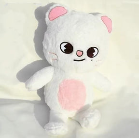 Pelúcia grande do personagem SKZOO Teddy em exibição colecionável