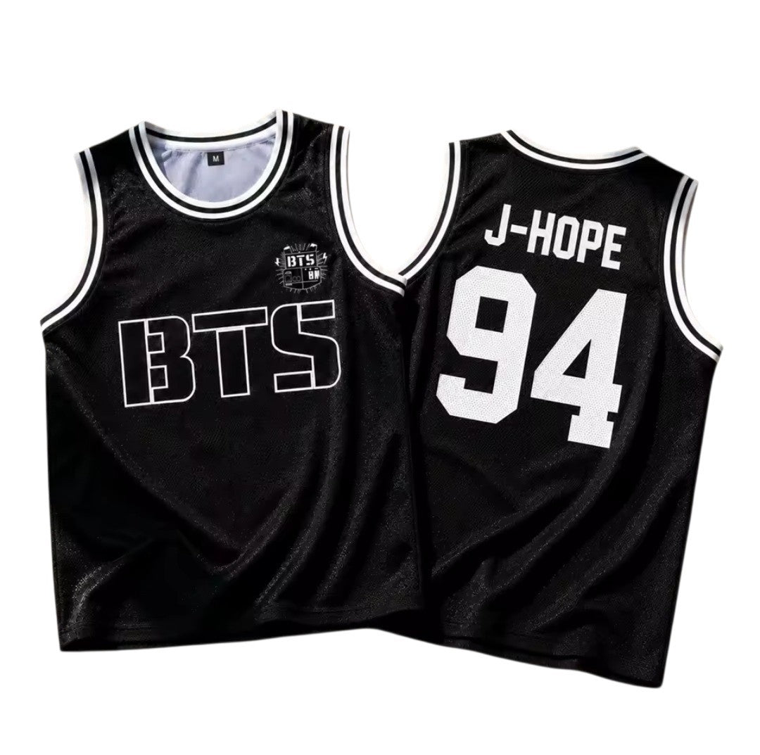 Regata preta estilo basquete com detalhes listrados na gola e estampa BTS frontal e número traseiro