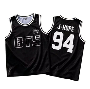 Regata preta estilo basquete com detalhes listrados na gola e estampa BTS frontal e número traseiro
