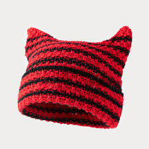 Gorro com pontas superiores no formato de orelhas de gato em exibição frontal