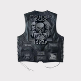 Colete de couro preto masculino estilo biker com patches bordados de caveiras, escritas e trançado lateral com cordão
