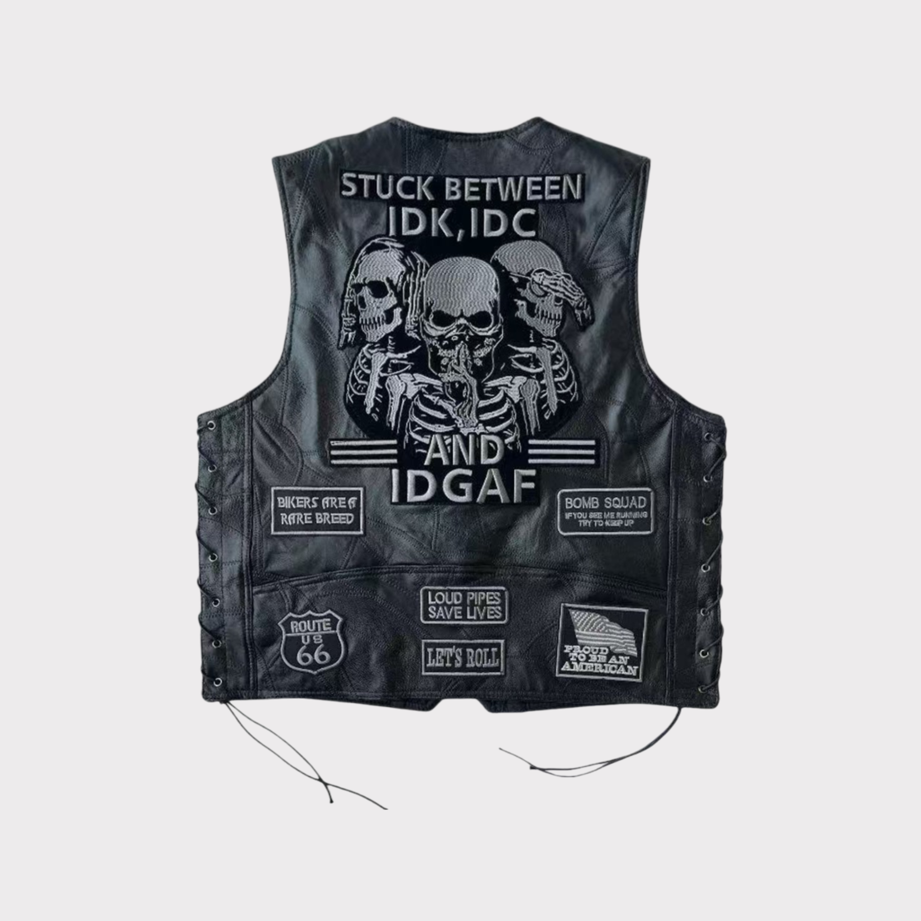 Colete de couro preto masculino estilo biker com patches bordados de caveiras, escritas e trançado lateral com cordão