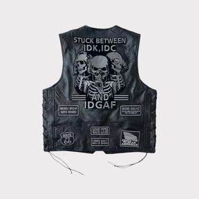 Colete de couro preto masculino estilo biker com patches bordados de caveiras, escritas e trançado lateral com cordão