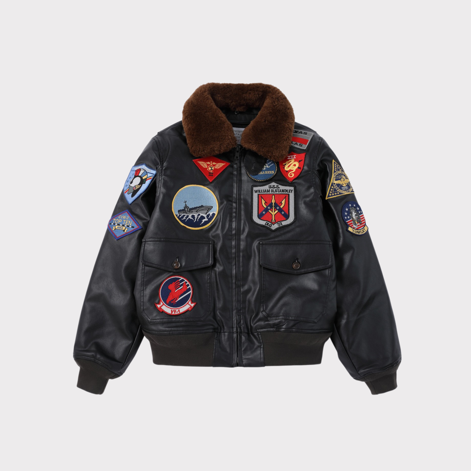 Jaqueta bomber preta com gola de pelo marrom e diversos patches militares no peito, costas e mangas