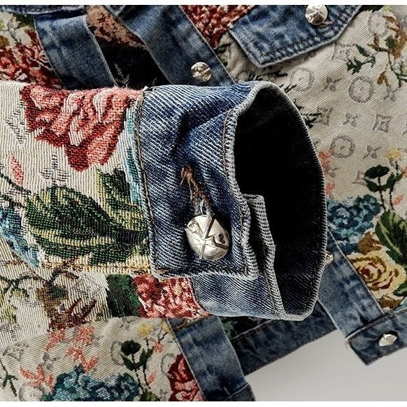 Casaco em tecido jacquard floral estilo tapeçaria com gola, barra e punhos em jeans estonado