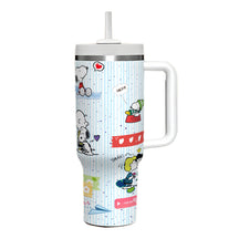 Copo térmico de inox do Snoopy com alça ergonômica, tampa rosqueável e canudo em estampa temática