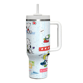 Copo térmico de inox do Snoopy com alça ergonômica, tampa rosqueável e canudo em estampa temática