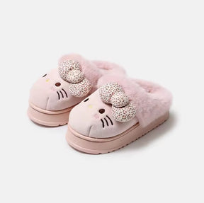 Chinelo estilo slide com estampa de oncinha e rosto da Hello Kitty