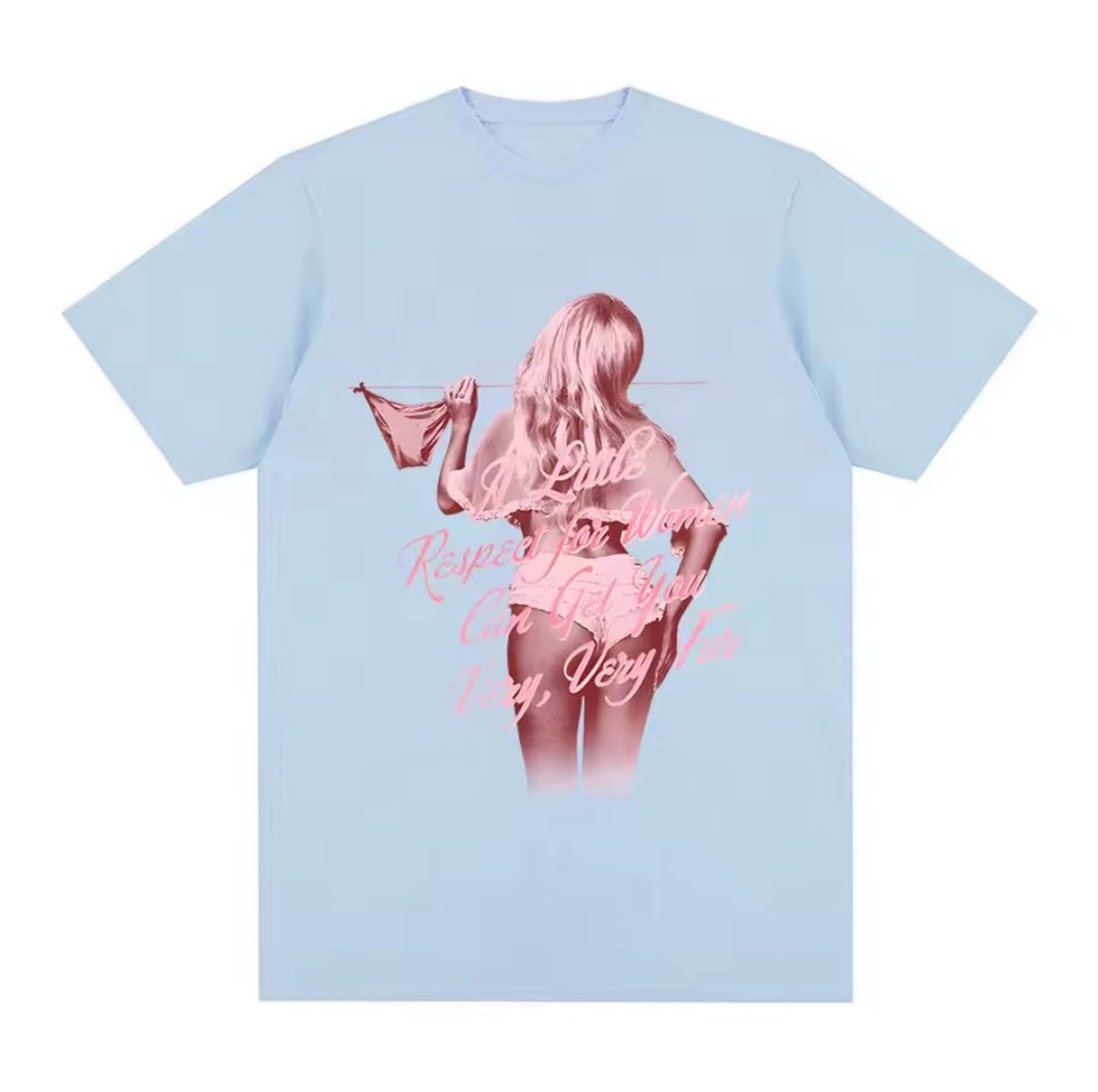 Camiseta Azul com estampa da Sabrina Carpenter em tom rosa e a frase Respect for Women no peito
