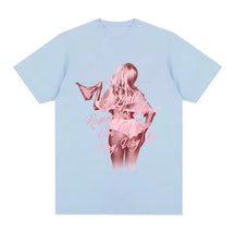 Camiseta Azul com estampa da Sabrina Carpenter em tom rosa e a frase Respect for Women no peito