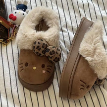 Chinelo estilo slide com estampa de oncinha e rosto da Hello Kitty