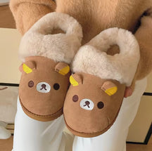 Pantufa de pelúcia marrom no formato do personagem urso Rilakkuma
