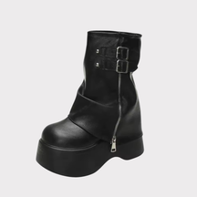 Bota biker preta de cano curto com plataforma tratorada, zíper lateral e fivelas duplas