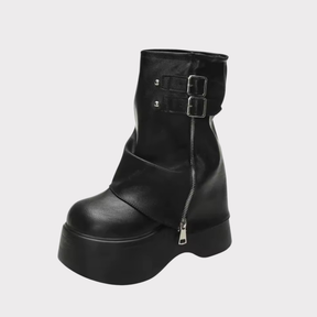 Bota biker preta de cano curto com plataforma tratorada, zíper lateral e fivelas duplas