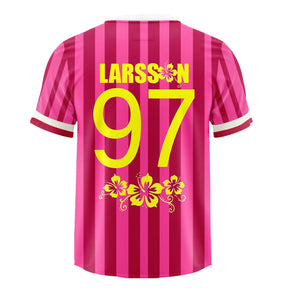 Camisa estilo jersey de futebol rosa com listras verticais, gola V branca e estampa Midnight Sun com flor amarela