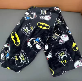 Calça preta com estampa crossover da Hello Kitty Batman