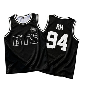 Regata preta estilo basquete com detalhes listrados na gola e estampa BTS frontal e número traseiro