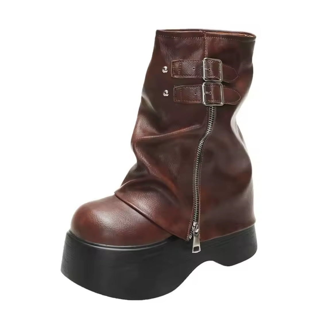 Bota biker marrom de cano curto com plataforma tratorada, zíper lateral e fivelas duplas