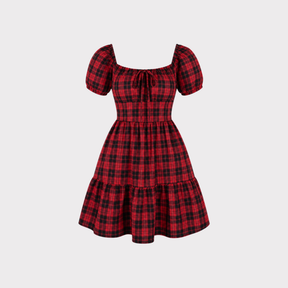 Vestido com estampa xadrez vermelha e preta de mangas curtas e corte acinturado