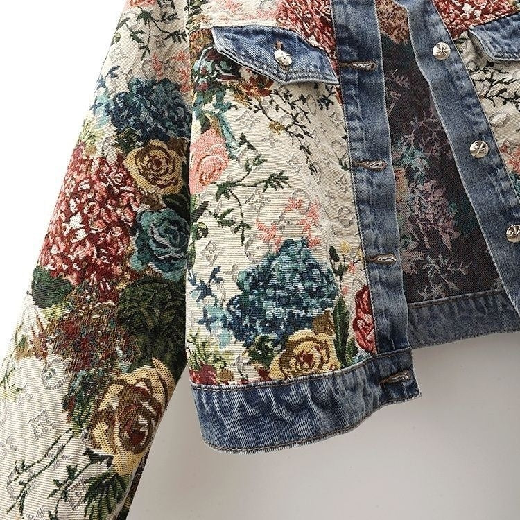 Casaco em tecido jacquard floral estilo tapeçaria com gola, barra e punhos em jeans estonado