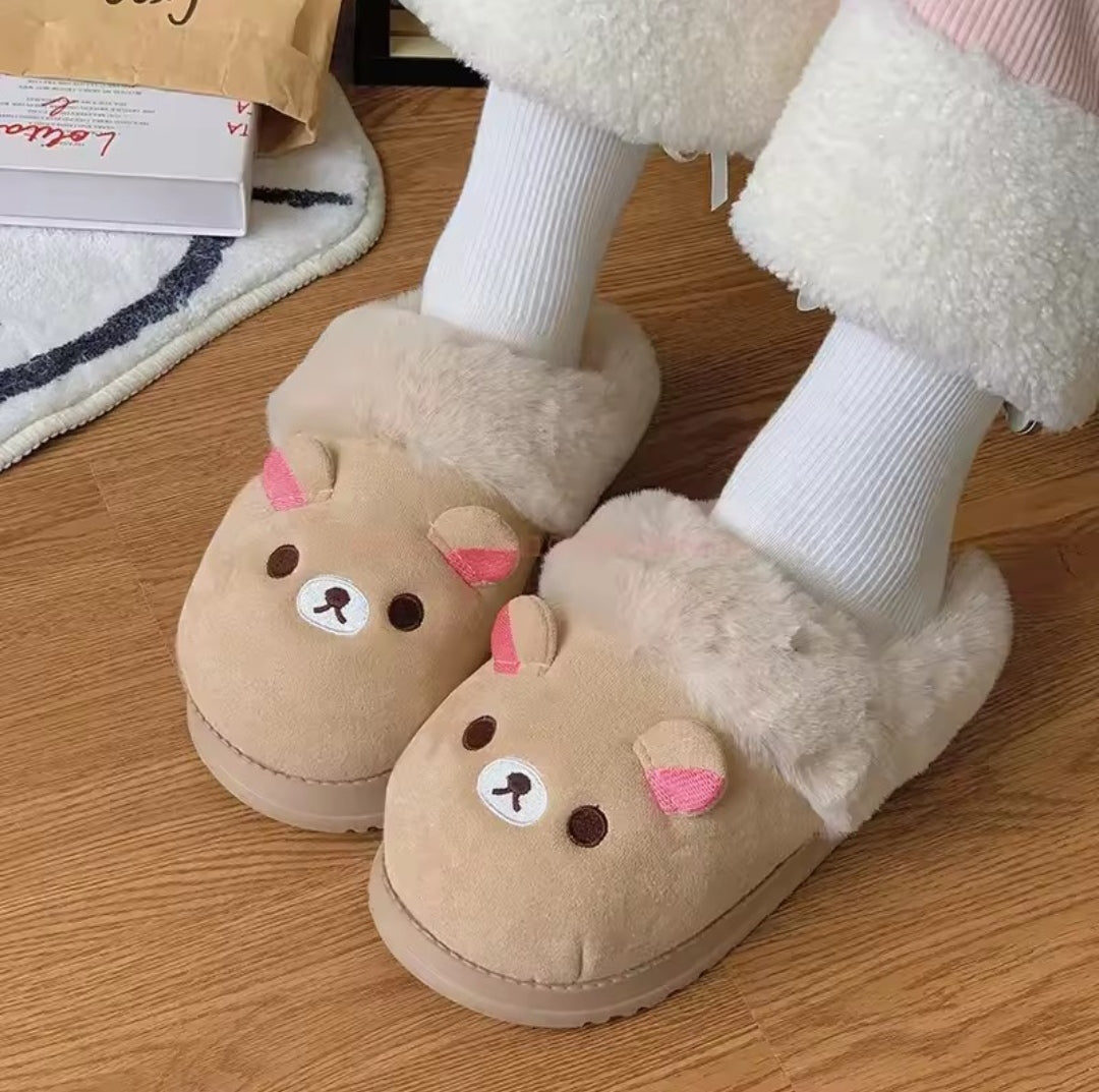Pantufa de pelúcia marrom no formato do personagem urso Rilakkuma