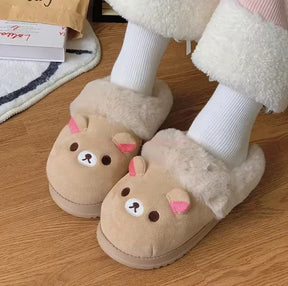 Pantufa de pelúcia marrom no formato do personagem urso Rilakkuma