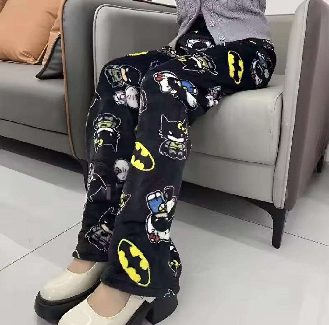 Calça preta com estampa crossover da Hello Kitty Batman