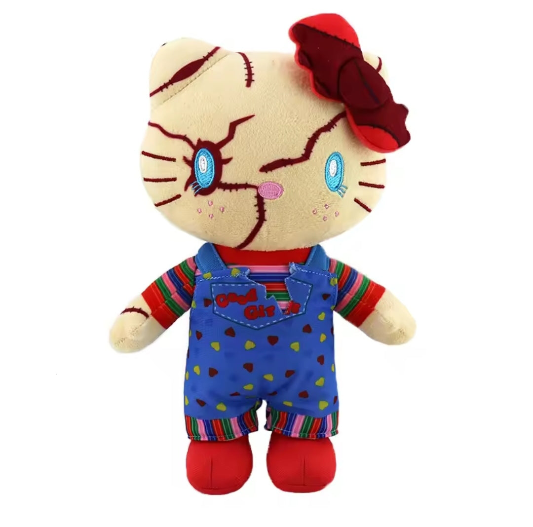Personagem Hello Kitty com cicatrizes no rosto, laço remendado e macacão azul sobre camiseta listrada