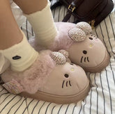 Chinelo estilo slide com estampa de oncinha e rosto da Hello Kitty