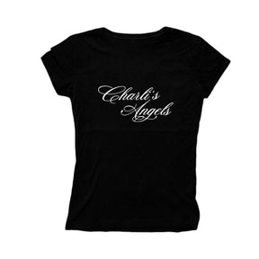 Baby tee preta com a escrita Charli's Angels em caligrafia branca no peito e asas de anjo estampadas nas costas