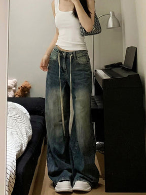 Calça jeans baggy de modelagem ampla com lavagem vintage estonada e cordão longo ajustável na cintura