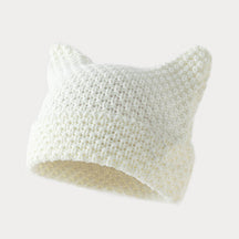 Gorro com pontas superiores no formato de orelhas de gato em exibição frontal