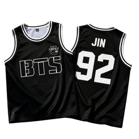 Regata preta estilo basquete com detalhes listrados na gola e estampa BTS frontal e número traseiro