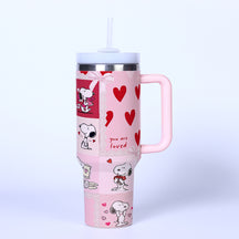 Copo térmico de inox do Snoopy com alça ergonômica, tampa rosqueável e canudo em estampa temática