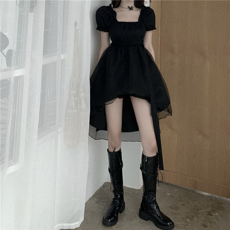 Vestido preto curto de mangas bufantes com decote quadrado e saia fluida sobreposta