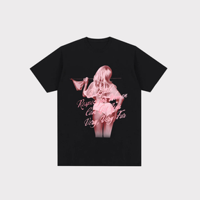 Camiseta preta com estampa da Sabrina Carpenter em tom rosa e a frase Respect for Women no peito