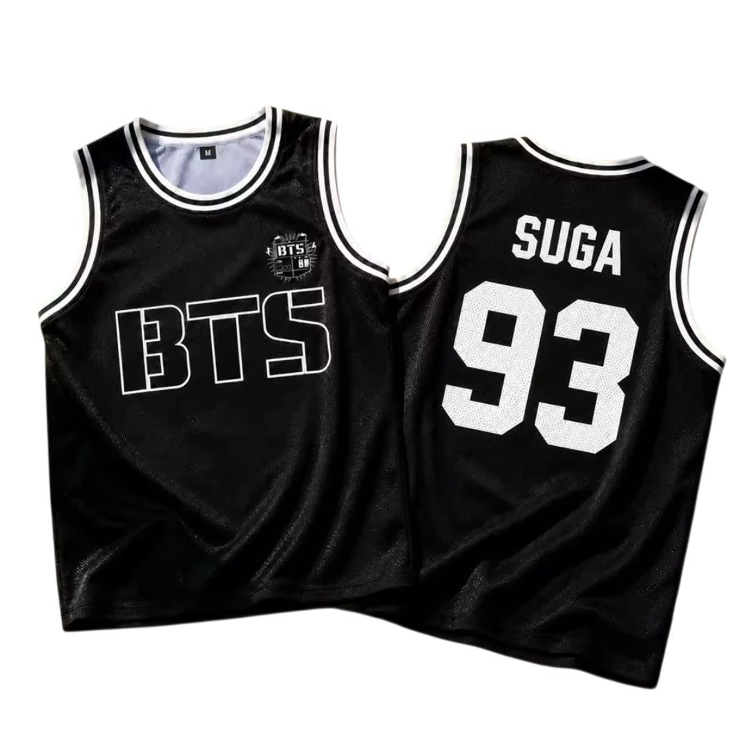 Regata preta estilo basquete com detalhes listrados na gola e estampa BTS frontal e número traseiro