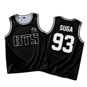 Regata preta estilo basquete com detalhes listrados na gola e estampa BTS frontal e número traseiro