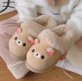 Pantufa de pelúcia marrom no formato do personagem urso Rilakkuma