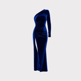 Vestido longo azul royal em veludo com modelagem de um ombro só, manga longa, drapeado lateral e fenda na perna