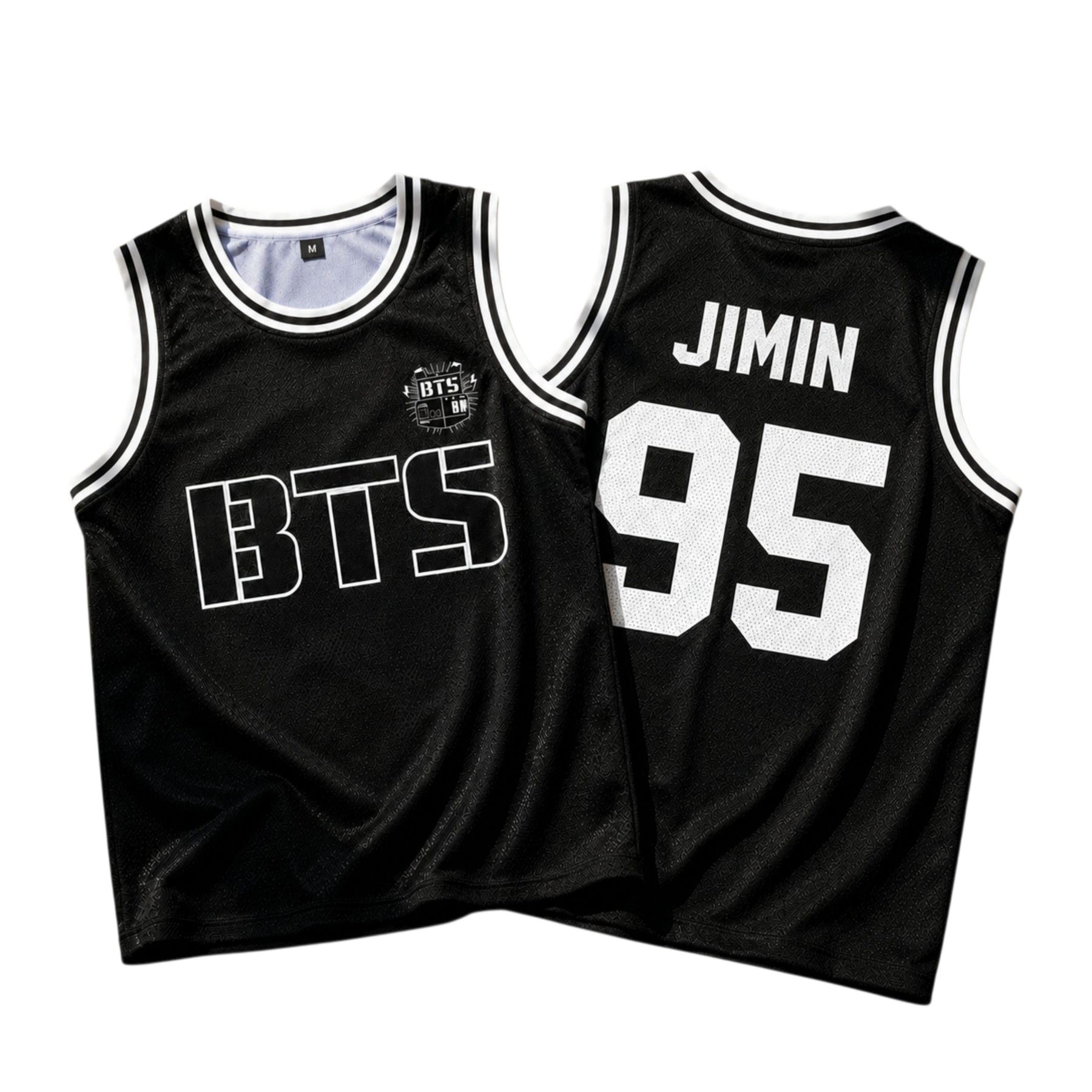 Regata preta estilo basquete com detalhes listrados na gola e estampa BTS frontal e número traseiro