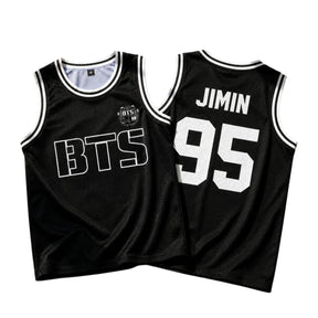 Regata preta estilo basquete com detalhes listrados na gola e estampa BTS frontal e número traseiro