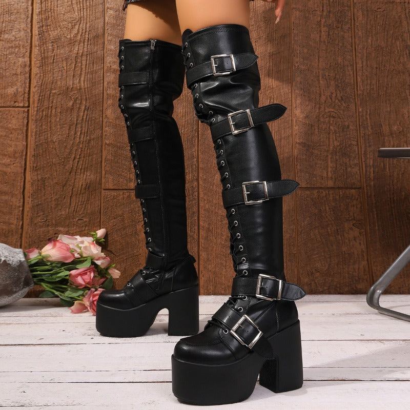 Bota preta over the knee estilo gótica com salto plataforma grosso, amarração frontal e múltiplas fivelas