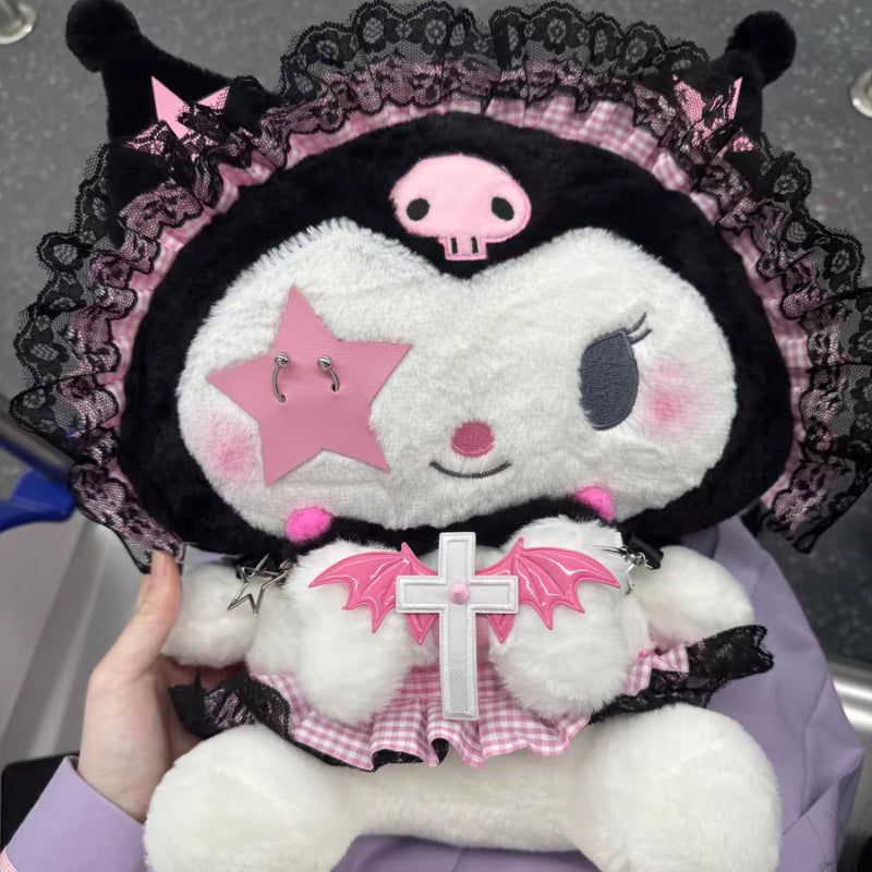 Mochila com detalhes pontiagudos e estampa frontal da personagem Kuromi