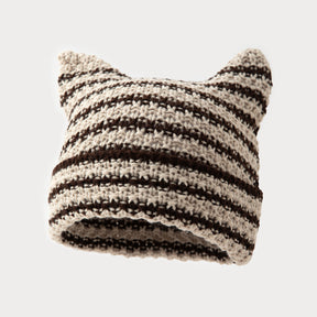 Gorro com pontas superiores no formato de orelhas de gato em exibição frontal